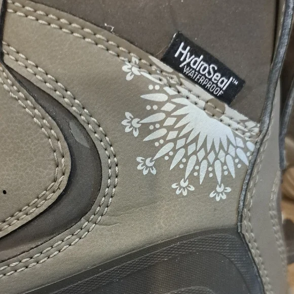 The North Face Olive Green Winter/ Water Proof Boots - Picture 5 of 10